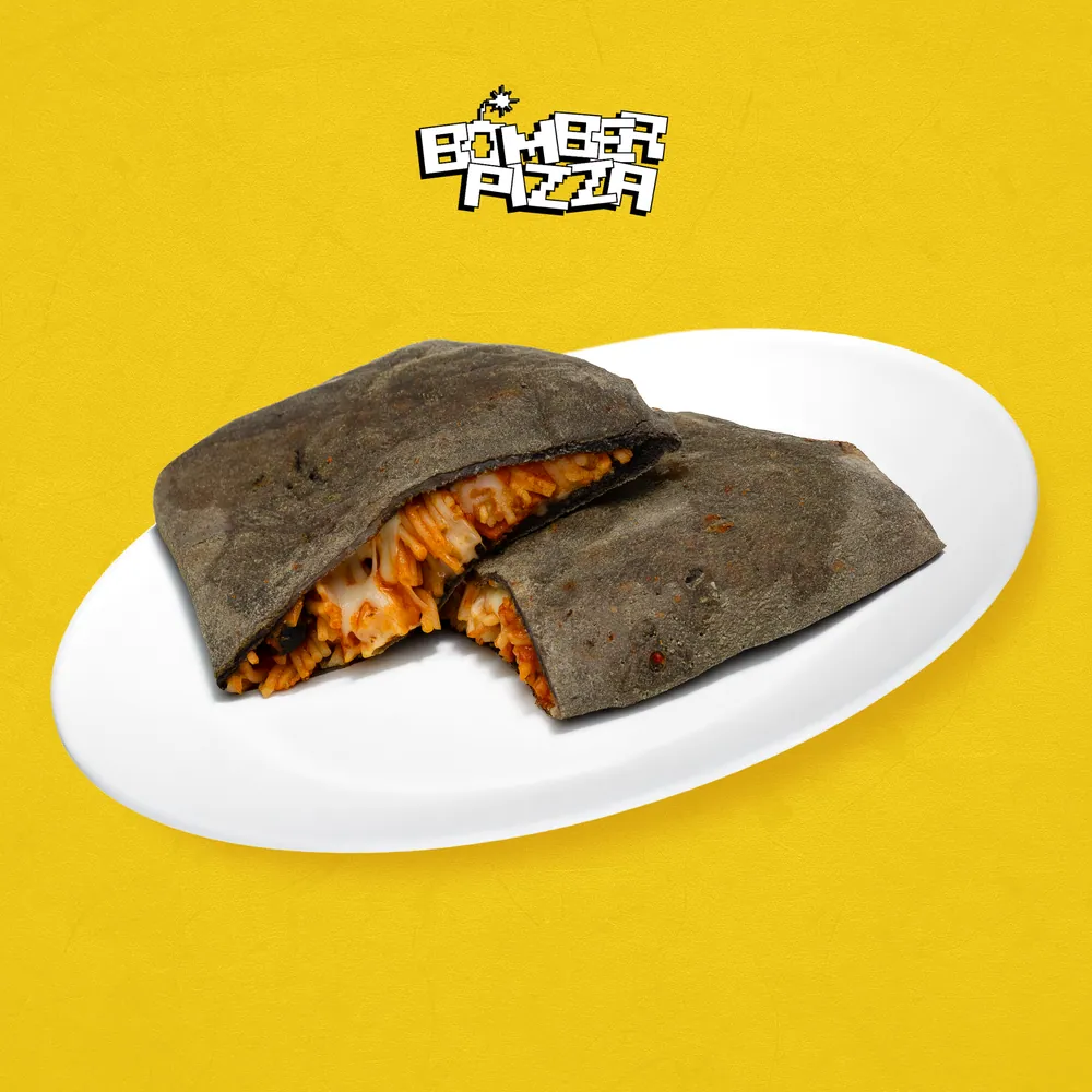 먹물 도우로 만든 봄버피자 깔조네
